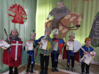 Маленькие богатыри, проверяли свою силушку в разных забавах: «Сила молодецкая» - поднимали штангу, «Построй курган» строили курганы из модулей, «Боевой конь», «Бой со Змеем», «Силушка богатырская»-перетяни канат.