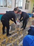 Эстафета "Папа накрывает на стол"