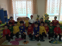 День весеннего равноденствия – не просто древний праздник, но и одно из уникальнейших явлений природы – время, когда день и ночь равны по продолжительности.  Именно с этого дня, с астрономической точки зрения, и наступает весна, которая продлится до дня летнего солнцестояния – 21 июня.  На Руси ко Дню весеннего равноденствия  был приурочен славянский праздник комоедица-масленица. По традиции, в этот день люди провожали зимушку-зиму и встречали весну, олицетворяющую собой возрождение  и оживление природы. А какой же праздник на Руси без развеселых песен  и хороводов? Люди считали, что чем веселее  пройдет праздник, тем более щедра будет к ним природа. В группе подготовительного возраста №2 в течении праздничной недели дня Равноденствия прошли ряд занятий и развлечений на тему праздника. Дети группы рисовали предвестника весны и весеннего равноденствия" Грача" , проводили гадания как в трарые времена наши предки: было поверием ,что если девушкам и девочкам в эти дни наводить порядок в доме и печь выпечку круглой формы, то удача , богатсво и здоровье обязательно будет в доме. Этими угощениями принято было угощать символически : грачей, медведей, скворцов.