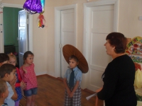 В гости к ним пришел Незнайка.