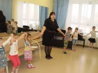 В конце упражнения все берутся за руки, делают круг и поднимают руки вверх, изображая " мостик дружбы".