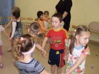 Игра «Выполни условие»  Цель. Развить умение взаимодействовать в команде, выявлять индивидуальные особенности свои и сверстников, сплотить детский коллектив.  Дети  свободно перемещаются по комнате. Внезапно взрослый хлопает в ладоши и сообщает условие, по которому все игроки должны разбиться на группы как можно быстрее.