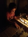 Семья Алены в этот час при свечах готовили слоеные розочки для семейного чаепития.
