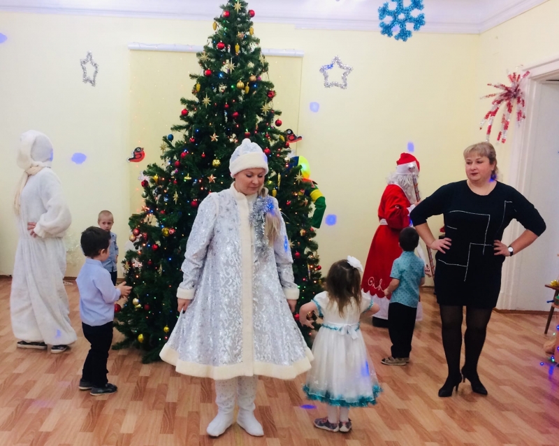 Выход на новогодний утренник. Утренник новый год. Аврово утренник новогодний. С новый год у ворот. Новогодние утренники для мусульман.