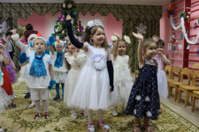Здрасьте, гости в зале нашем, Улыбнемся им, помашем! Скажем дружно: «Не скучайте! С нами пойте и играйте!»