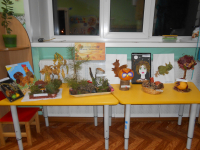 Родители совместно с детьми приняли активное участие в выставке поделок "Осенние чудеса"