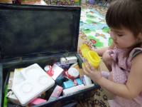 Волшебный чемодан с неоформленным материалом для самостоятельной творческой деятельности детей.