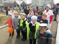 Построение групп для праздничного шествия.