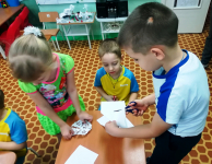 Пришли в гости к средней группе, чтоб научить их вырезать снежинки.