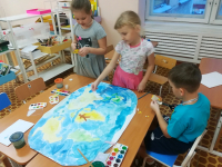 работа в кружке над картой мира.