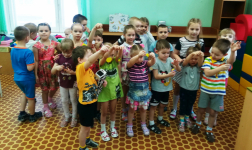 совместно работать с малышами