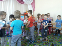 Мальчики поздравляют девочек с 8 марта