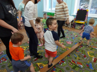 Ходьба по мостику цель: упражнять детей в ходьбе по доске, создать положительный эмоциональный настрой