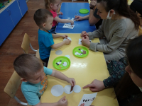 Собери снеговика по образцу. Развивать наблюдательность и мышление