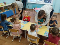 Лепка "Морковка для зайчика". Развивать мелкую моторику и умение скатывать пластилин в виде столбика