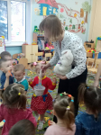 Угощаем зайку.Вызвать эмоциональный отклик у детей