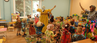 Цель. Выполнять движения за взрослыми