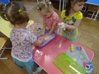 формировать умение играть совместно