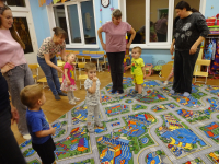 Выполнять движения под музыку