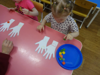 "Укрась руку" Цель: закрепить знания детей о форме и цвете