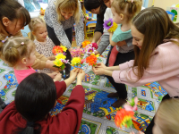 Танец с цветочками. Вызвать эмоциональный отклик