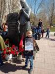 Возлагаем цветы к Памятнику посвященный матерям положившим на Алтарь Победы своих детей