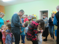 Игра направленная на сближение родителей и детей "Слушай команду"