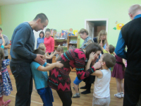 Игра направленная на сближение родителей и детей "Слушай команду"