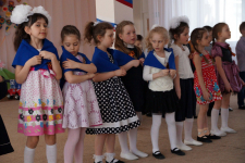 Девочки гр."Колокольчик" исполнили песню "Синий платочек" подг.гр.