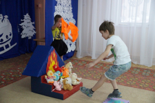 Надо спасти всех игрушек и доставить в больницу