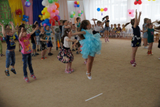Старшие группы "Рябинка" и "Колокольчик"      Композиция "Детство"