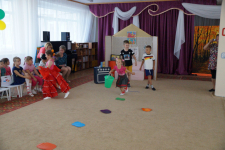 Ребята помогают тушить пожар