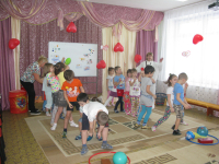 Эстафета "  Разбери снежные завалы"