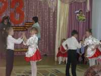 Бывшие выпускники, а ныне школьники дарят всем танец "Полька"