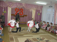 Бывшие выпускники, а ныне школьники дарят всем танец "Полька"