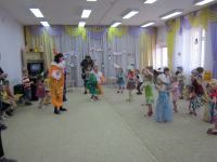 Отмечаем праздник смеха,вот потеха! Ну потеха! Словно целый белый свет,съел смешинку на обед.