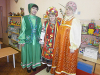 педагоги в национальных костюмах