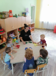 Игра с детьми раннего возраста "Подбери одинаковую"