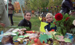 Не ходите никуда, подходите все сюда Диво дивное, чудо чудное, а не товар Гляди не моргай, рот не разевай! Ворон не считай, товар покупай! Все товары хороши! Что угодно для души!