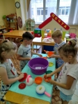 Будем маме помогать - мыть тарелки, вытирать!