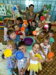Так вот мы на радость маме, моем всю  посуду сами!