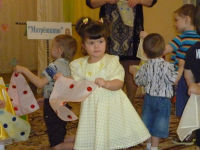 Праздник в гости к нам пришел, Молодчина, не подвел. Долгожданный он и светлый, Привлекательный, заметный