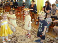 Праздник в гости к нам пришел, Молодчина, не подвел. Долгожданный он и светлый, Привлекательный, заметный