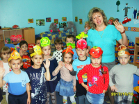 « В гости к овощам и фруктам »	 16 октября в группе №8 МБДОУ ДС №2 « Крепыш » дети отмечали « День здоровой и вкусной пищи ». В этот день дети водили хоровод и пели песни об овощах, читали стихи, загадывали друг другу загадки, играли в игру «Угадай, где спрятались витамины». Совместно с родителями готовили дома блюда из овощей и фруктов, выкладывали из них забавные фигурки. Дети в этот день получили много знаний о том, как быть всегда здоровым. Наш праздник закончился вкусными и полезными угощениями. Все были довольны и счастливы.