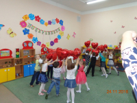 Танец с сердечками.