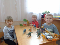 Игры с динозаврами.