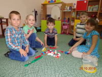 Игры с крышечками.