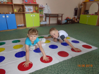 Игра "Твистер".