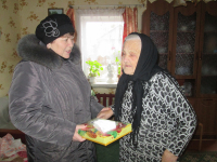 Пусть светятся глаза, здоровье не подводит, Счастливый смех звучит, а музыка поет. Пусть в дом к вам в белоснежном хороводе Заглянет самый яркий Новый Год!