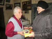 Пусть светятся глаза, здоровье не подводит, Счастливый смех звучит, а музыка поет. Пусть в дом к вам в белоснежном хороводе Заглянет самый яркий Новый Год!